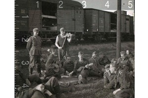 Немецкие солдаты слушают музыку, 1943 год. Снимок с e-bay.