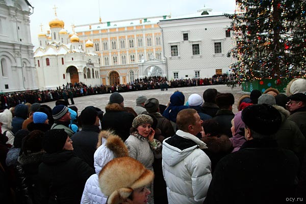 Встречает детей после кремлёвской елки какое-то бесконечное количество родителей