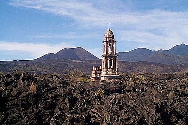 Церковь, застывшая в лаве, Сан–Хуан–Парангарикутиро, Мексика.