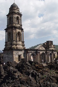 Церковь, застывшая в лаве, Сан–Хуан–Парангарикутиро, Мексика.