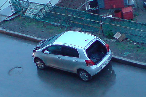 Раздетые автомобили во дворах Владивостока