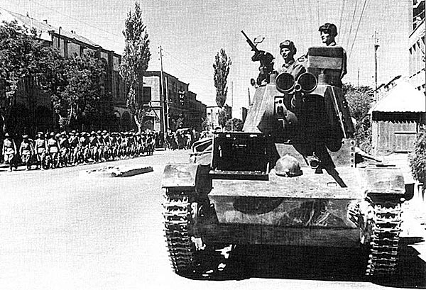Советские Т-26 на улицах Тебриза. Иран, 17 сентября 1941 г.