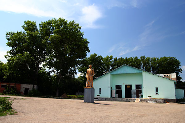 Статуя Дзержинского в Афанасьево (Липецкая обл.), общий вид