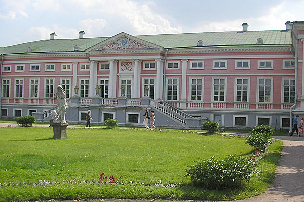 Общий вид на центральный дворец усадьбы Кусково.