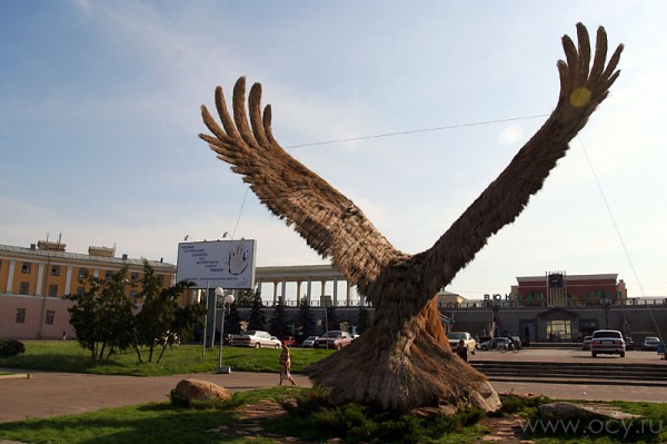 Ландшафтная скульптура орла в Орле