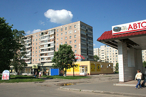 Так выглядят жилые зоны Орла еще со времен СССР (с поравкой на рекламу). 2006 год.
