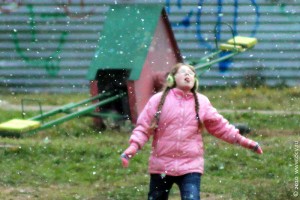 Девочка ловит снег 17 октября 2010 года