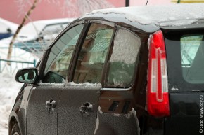 Машина после ледяного дождя в Москве 26.12.2010 г.