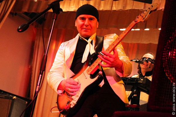 Юрий Вильнин — соло-гитара.
