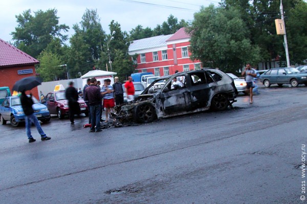 Сгоревший BMW X5 окружили сочувствующие.