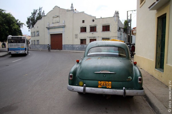 Старый автомобиль на улице Гаваны.