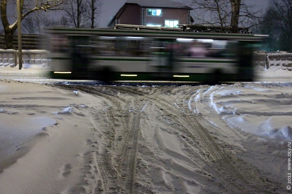 Выезд из двора на снежную дорогу 29 ноября 2012 года.