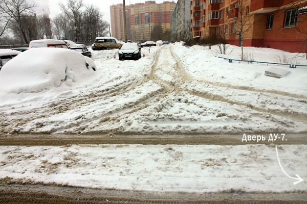 Общий вид внутренней дорожки, которую не чистят от снега.