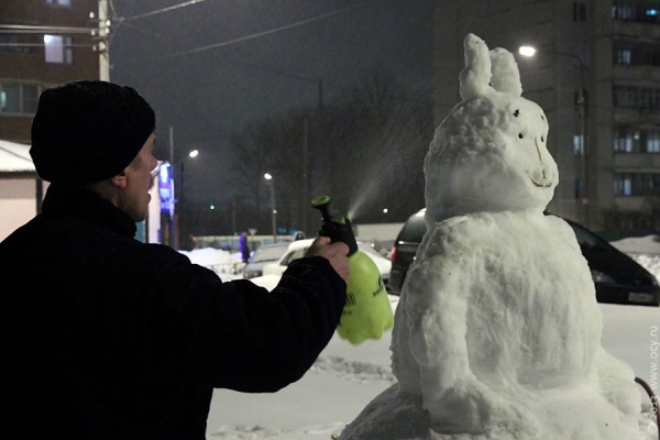Снежного зайца подмораживают.
