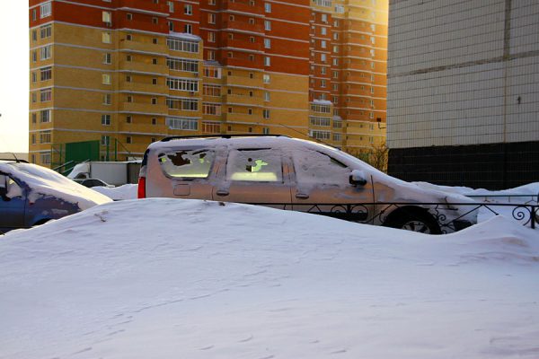 Машина в снегу.