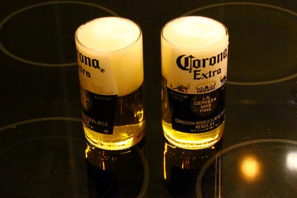 Стакан из бутылки пива Corona. С пивом.